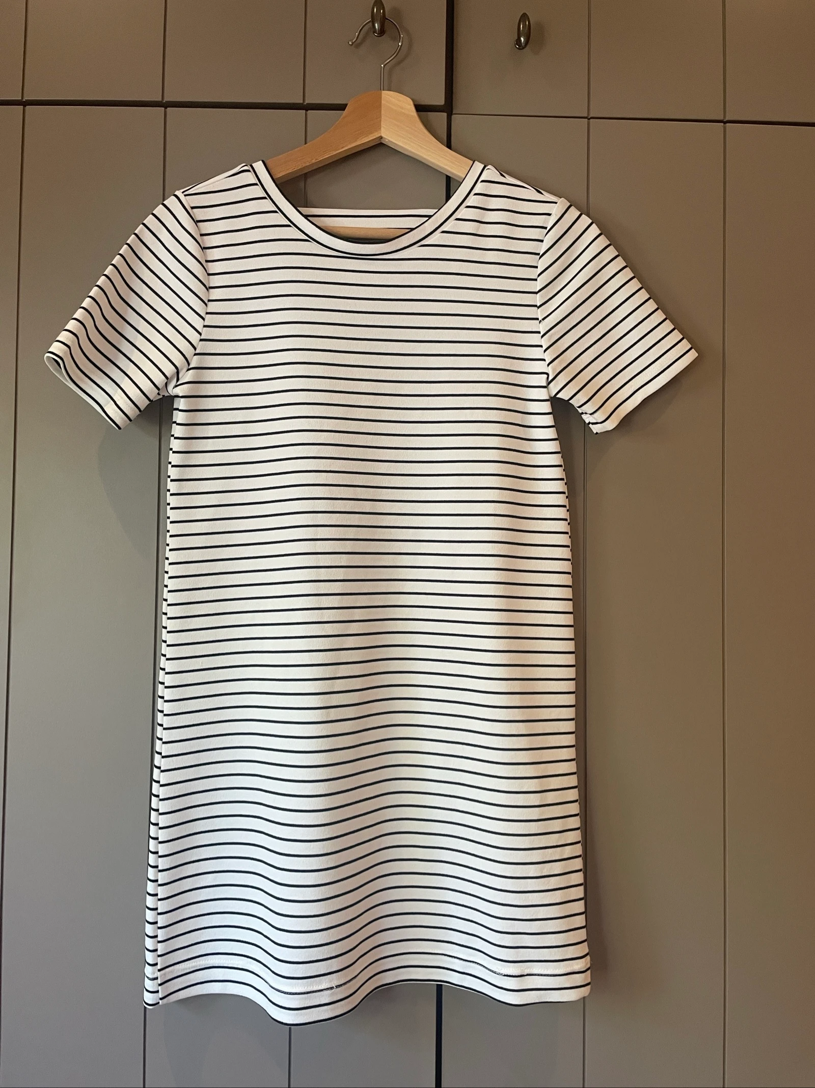 Korte jurk met leuk detail aan de achterkant 